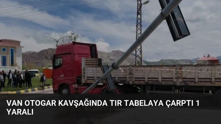 Van Otogar Kavşağında Tır Tabelaya Çarptı 1 Yaralı