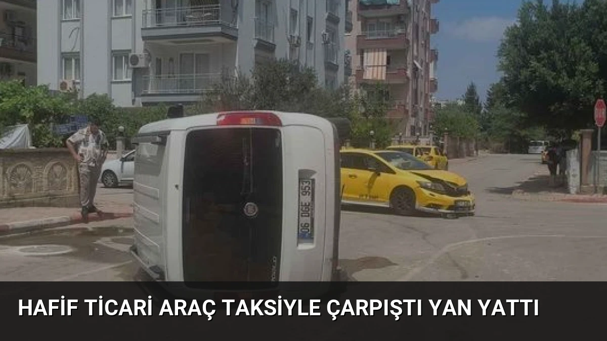 Hafif Ticari Araç Taksiyle Çarpıştı Yan Yattı